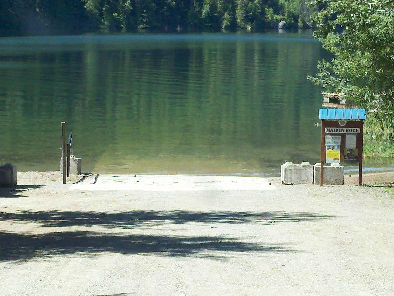 Short boat launch into water at Maiden Rock